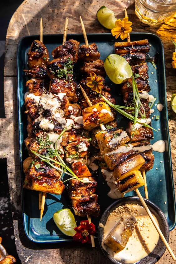Vers gegrilde BBQ-spiezen op een schaal aan boord