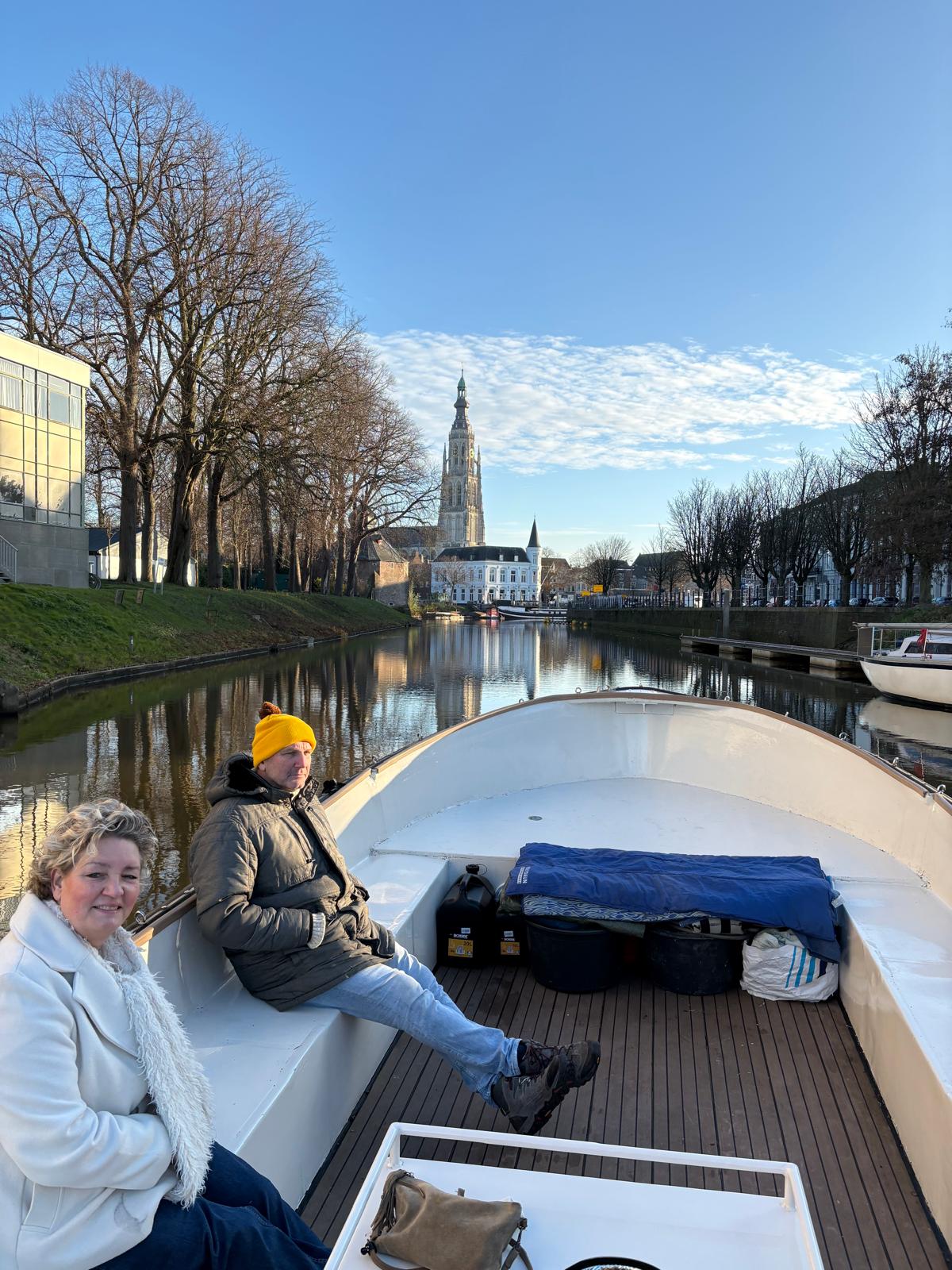Luxe sloep op de singel van Breda met de Grote Kerk op de achtergrond