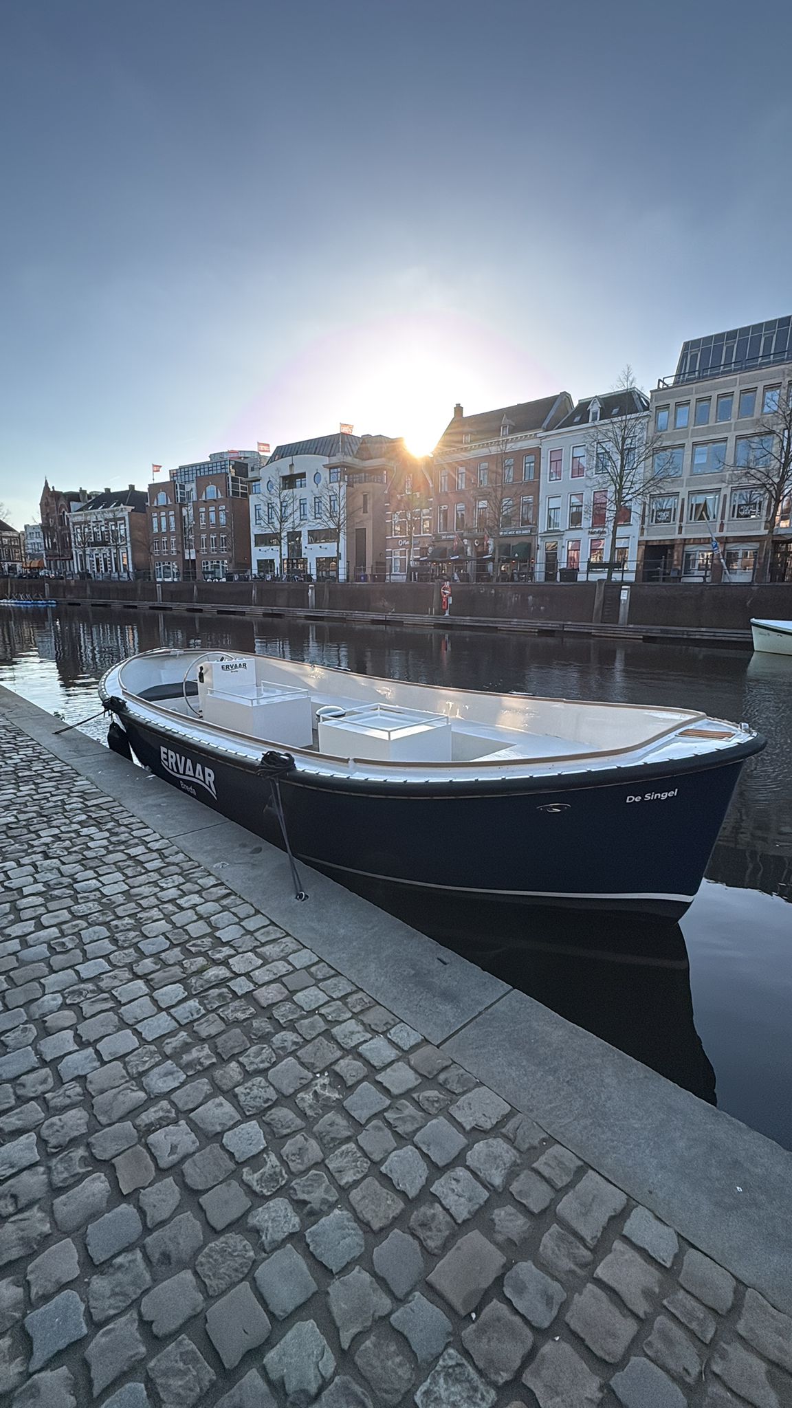 De Singel, onze sloep aangemeerd bij de Breda haven bij zonsondergang